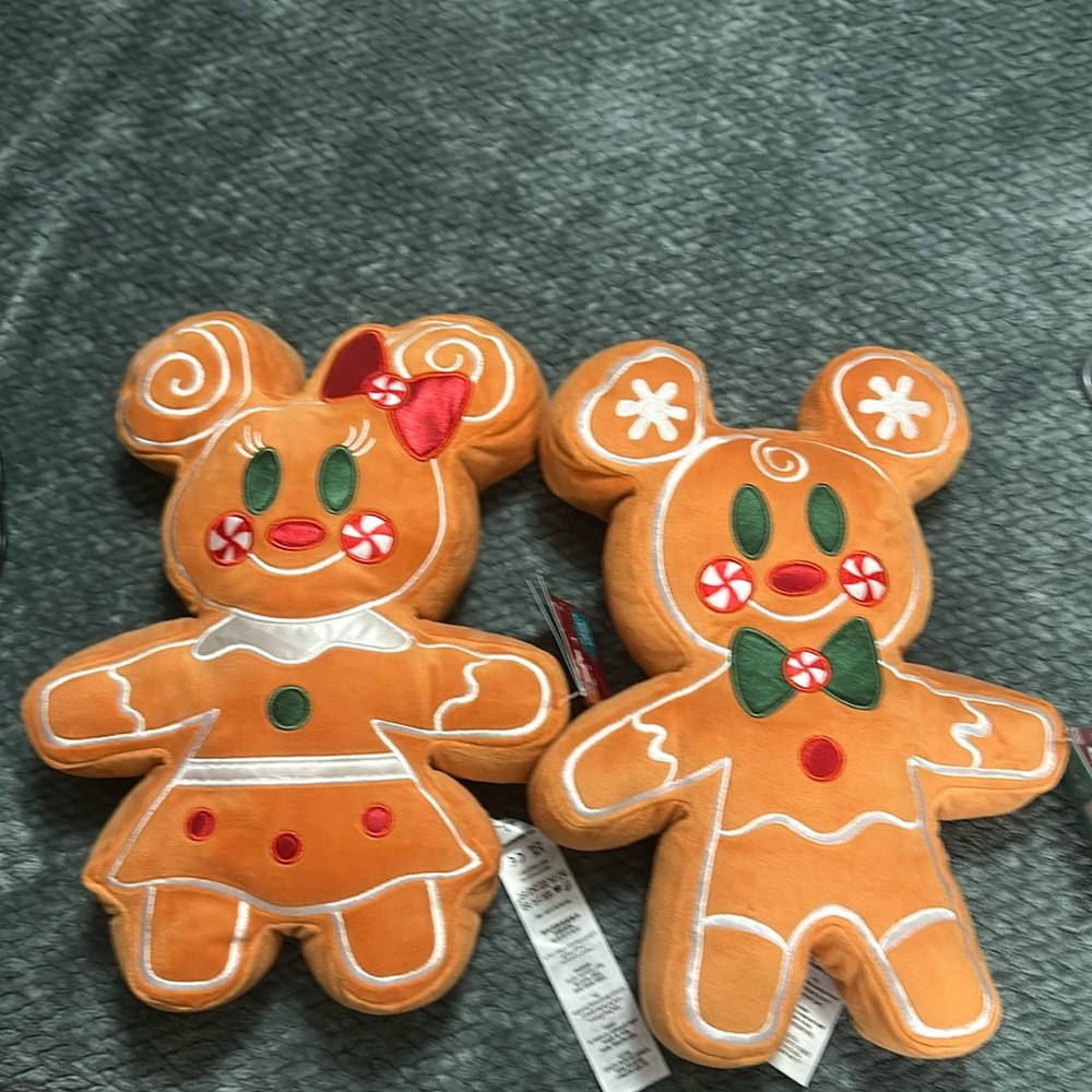 Mickey & Minnie scented gingerbread pillows